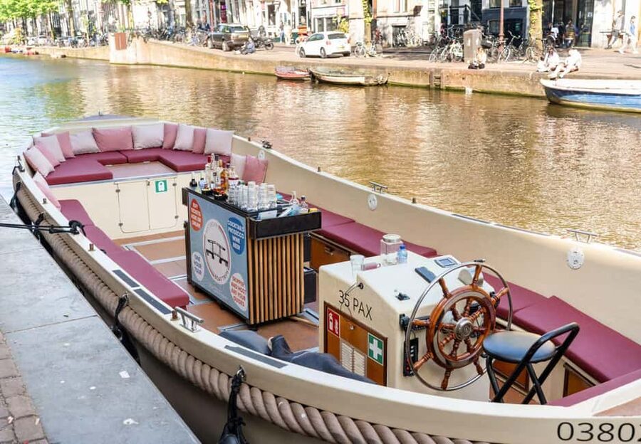 CHEESE AND DRINKS TOUR: A TASTE OF AMSTERDAM ON THE CANALS - Who will enjoy this one-hour cruise