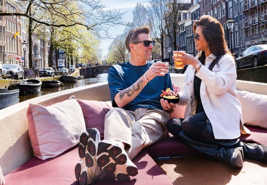 CHEESE AND DRINKS TOUR: A TASTE OF AMSTERDAM ON THE CANALS - Oudezijds Voorburgwal and the Oude Kerk