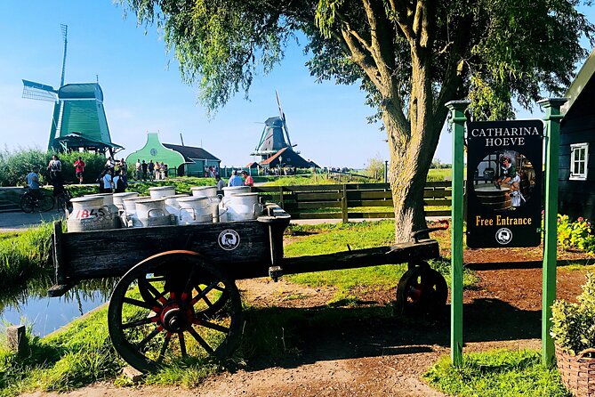 Day Tour Giethoorn, Afsluitdijk and Zaanse Schans with Boat Cruise - Giethoorn brings the day to its most scenic moment