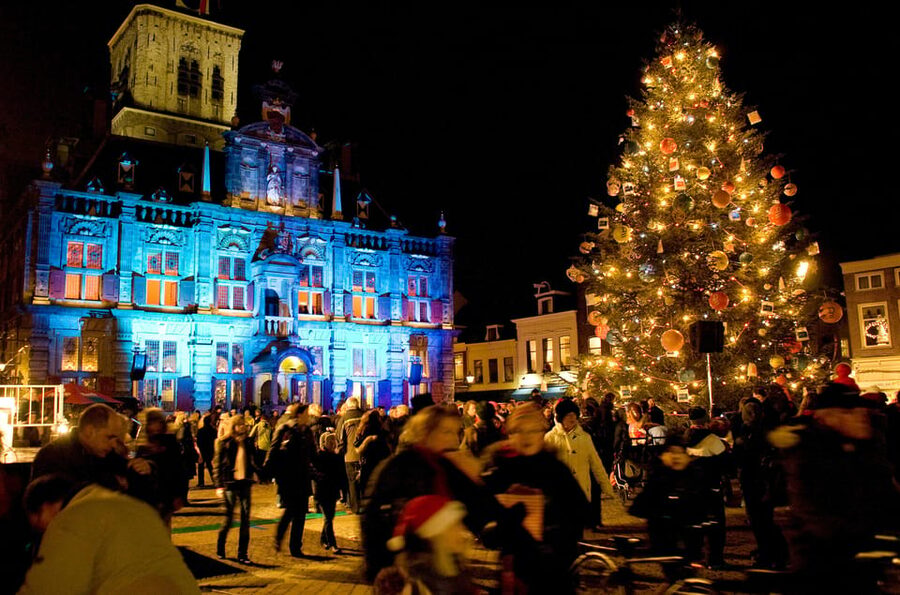 Delft: Christmas Walk with Oliebollen and Glühwein - Starting at The Christmas Shop on Voldersgracht