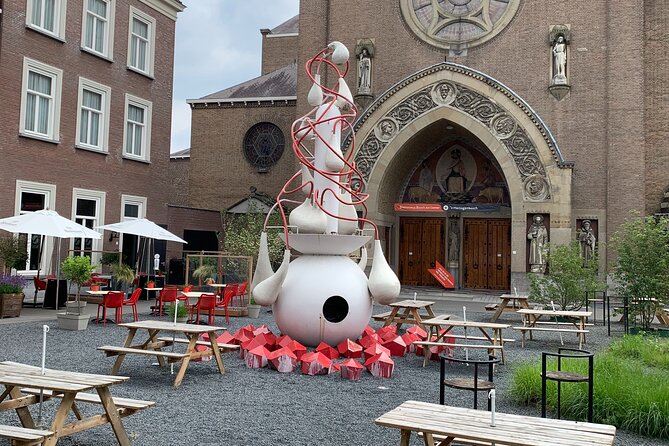 Discover the best spots in Den Bosch with Outside Escape - Hekellaan: a Bosch image in public view