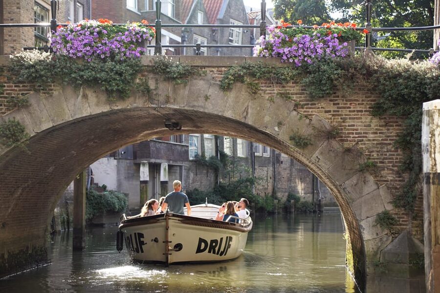 Dordrecht: City Canal Cruise - What the guide adds to the ride