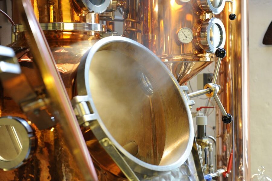 Dordrecht: Distillery Tour with Dutch Gin & Genever Tasting - The first pour: a Dutch Dry Gin and Tonic