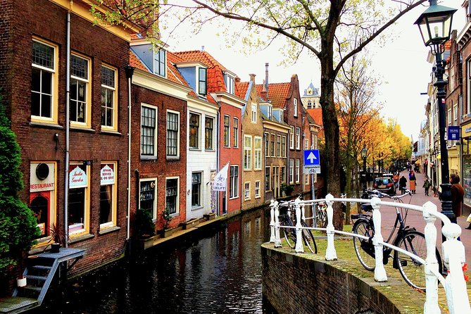 e-Scavenger hunt Delft: Explore the city at your own pace - The Old Church and Hugo de Groot Monument
