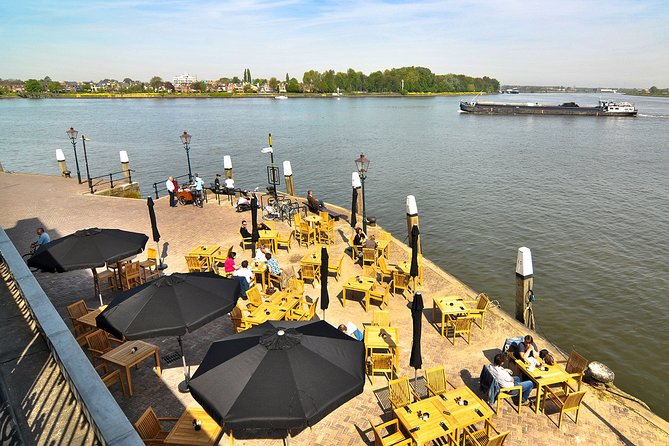 e-Scavenger hunt Dordrecht: Explore the city at your own pace - The De Witt monument and Augustijnenkerk