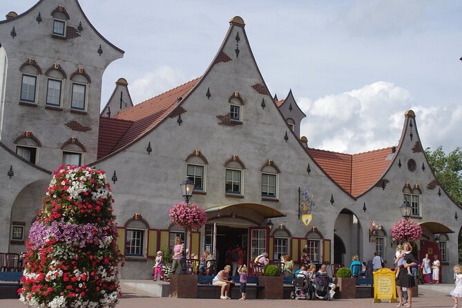 e-Scavenger hunt Enkhuizen: Explore the city at your own pace - Gates, water passages, and the city walls