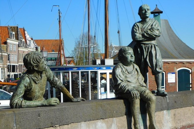 e-Scavenger hunt Hoorn: Explore the city at your own pace - Stops 11 to 15: markets, boats, railways, and towers
