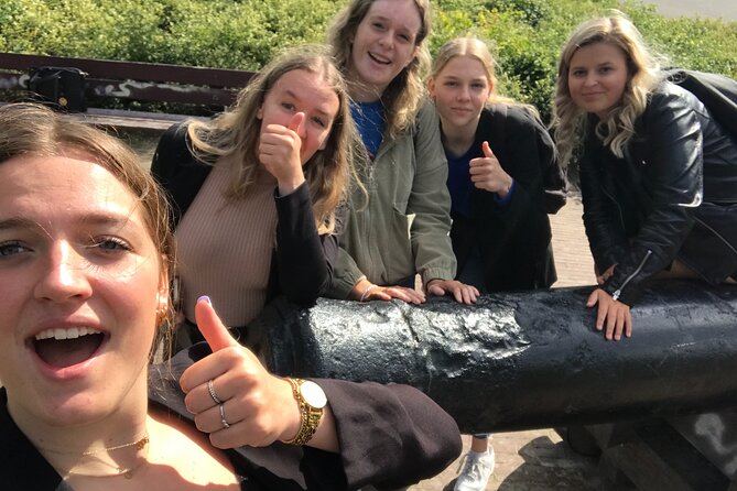 e-Scavenger hunt Schiedam: Explore the city at your own pace - Books, Theater, and a Medieval Castle Ruin