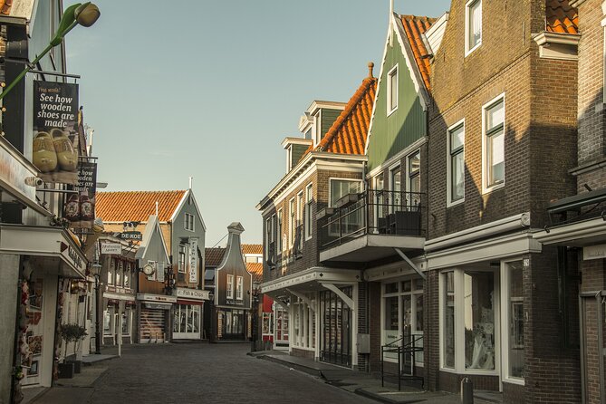 e-Scavenger hunt Volendam: Explore the city at your own pace - The old harbor, dike, restaurants, and souvenir shops
