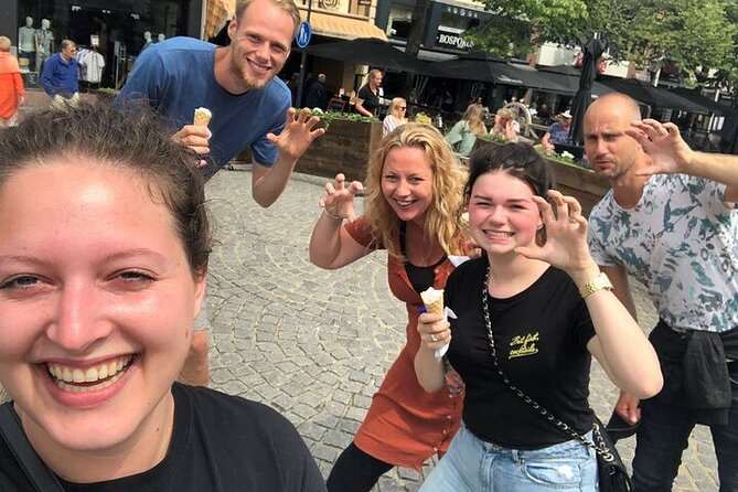 e-Scavenger hunt Volendam: Explore the city at your own pace - De Havenhof adds a modern shopping pause