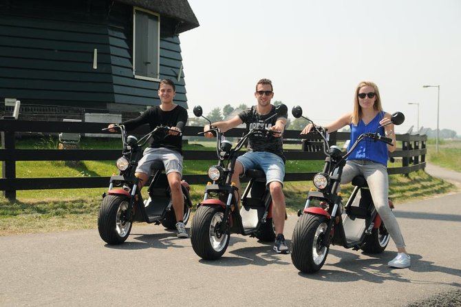 E-scooter rental Volendam - Countryside of Amsterdam - What the dikes show you about Waterland