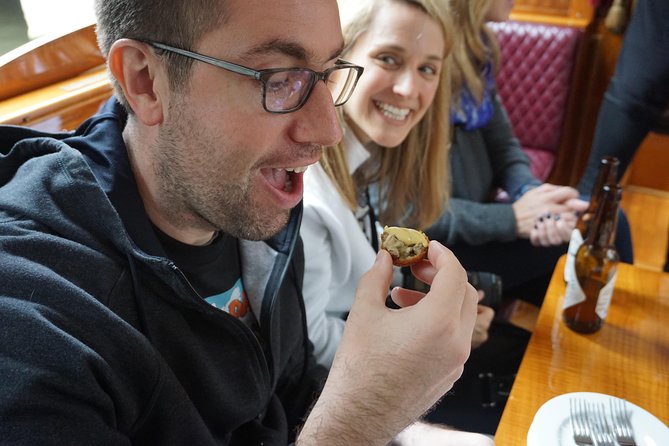 Eating Amsterdam: Food Tour & Canals Cruise - Canal houses, the Golden Age, and Willemstraat