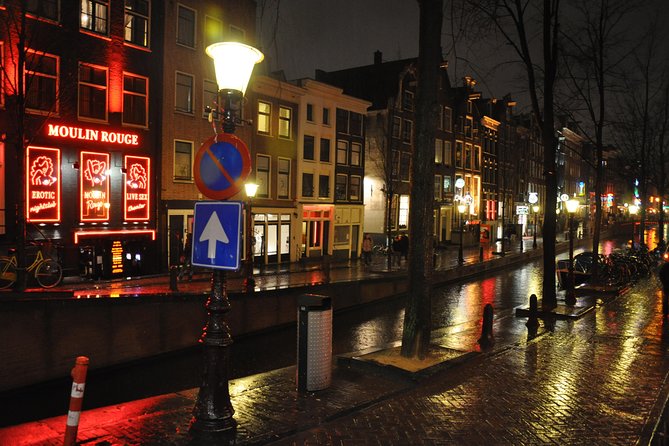 Exclusive small-group Amsterdam Red Light District tour - The smallest house and the pressure of city space