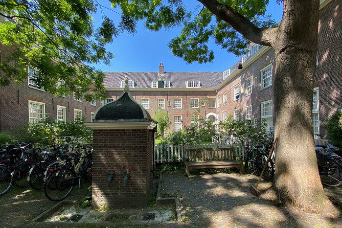 Explore hidden streets with friends - Starting near Beursplein and the roots of Amsterdam
