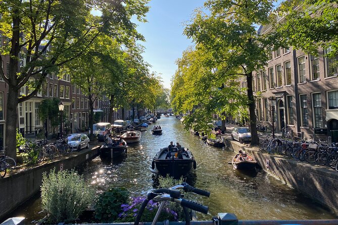 Explore hidden streets with friends - Private Tour - Crossing the Canal Ring and watching the city expand