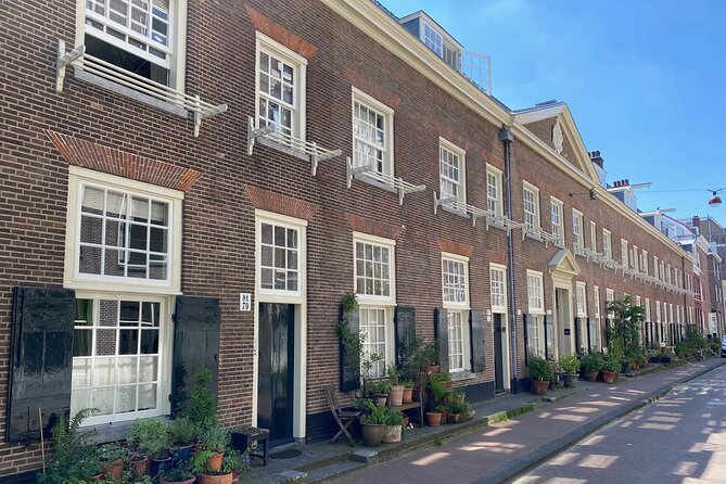 Explore hidden streets with friends - Private Tour - The Nine Streets, where shopping gets less hectic