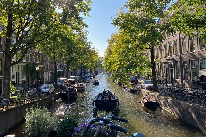 Explore hidden streets with friends - The former town hall and Amsterdam’s civic power