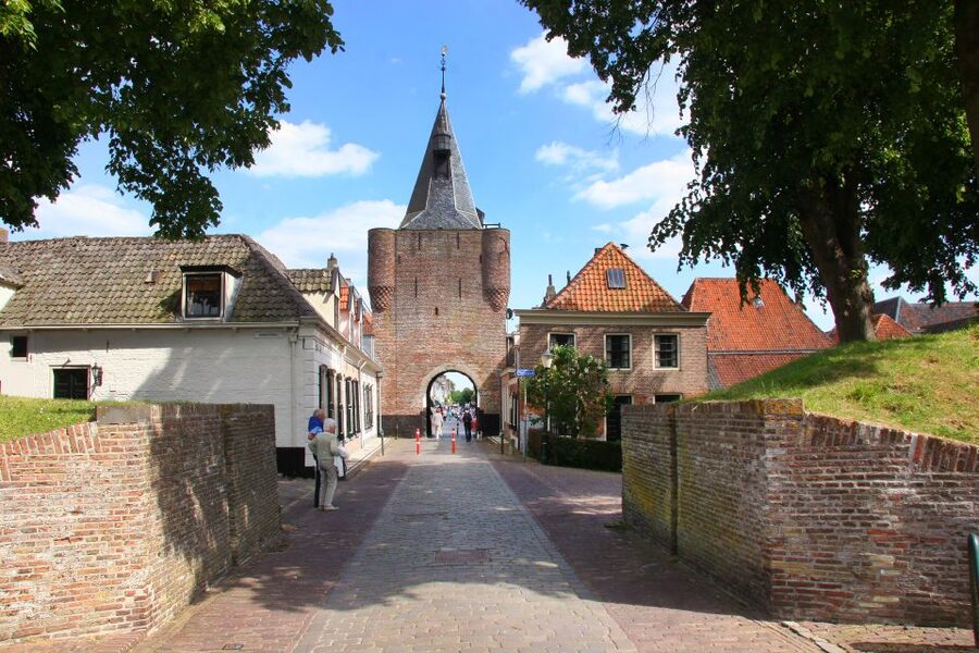 From Amsterdam: 4 Provinces Highlights Van Tour - Lunch and a sea walk in Urk