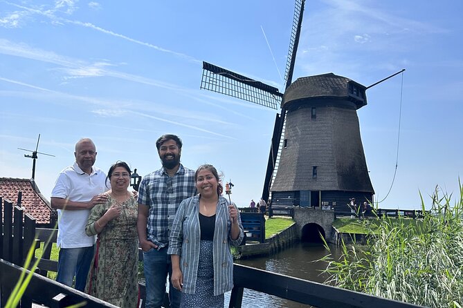 From Amsterdam: Giethoorn Day Trip with Canal & Village Tour - A lunch stop in the village