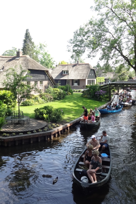 From Amsterdam: Giethoorn Day Trip with Small Electric Boat - Why Giethoorn feels different from a normal Dutch village