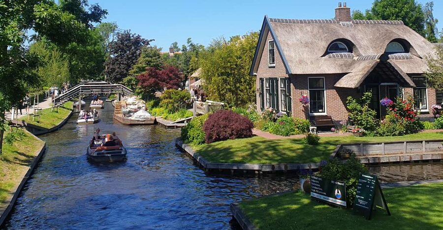 From Amsterdam: Giethoorn Day Trip with Small Electric Boat - The one-hour electric boat ride