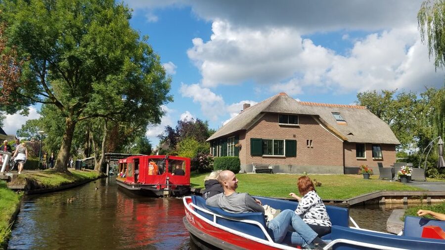 From Amsterdam: Giethoorn Day Trip with Small Electric Boat - Walking among thatched houses and 180 bridges
