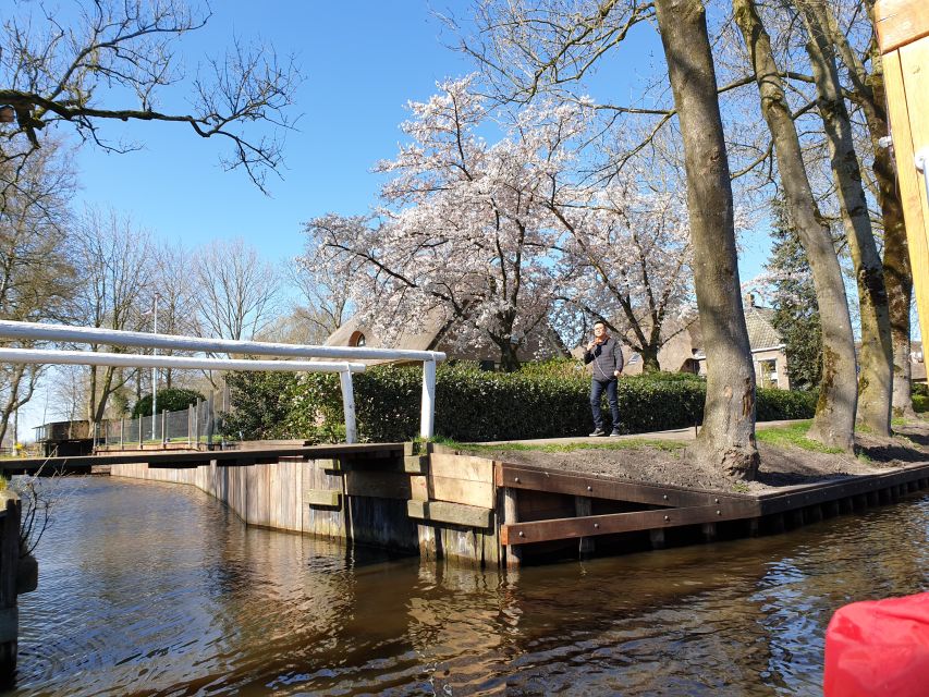 From Amsterdam: Giethoorn Day Trip with Small Electric Boat - What guides add to the day