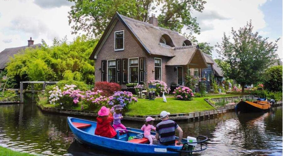 From Amsterdam: Giethoorn Guided Day Trip with Canal Cruise - Why Giethoorn makes a worthwhile day trip