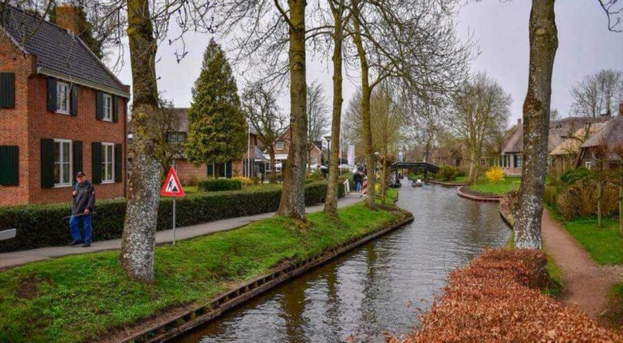 From Amsterdam: Giethoorn Guided Day Trip with Canal Cruise - The ride through the Dutch countryside