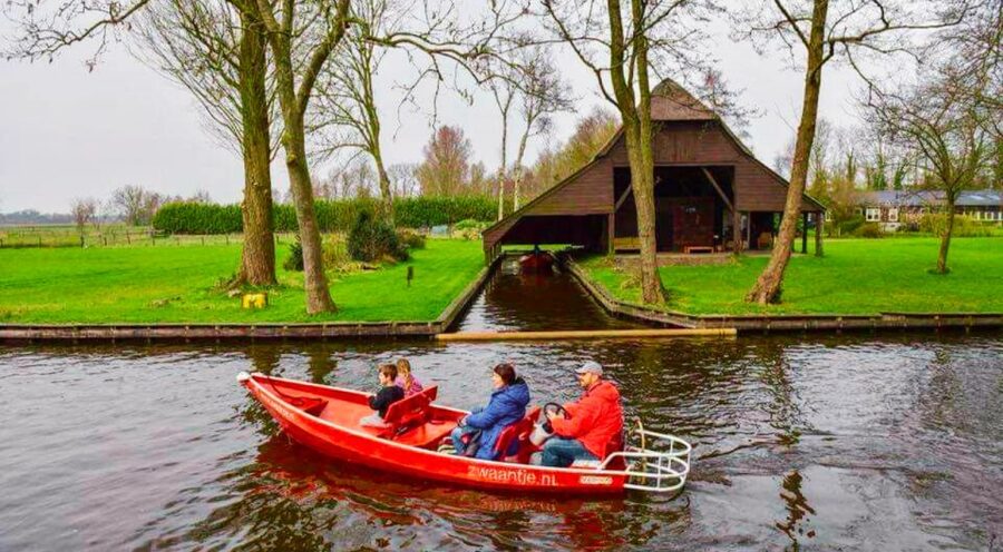 From Amsterdam: Giethoorn Guided Day Trip with Canal Cruise - Arriving in the car-free village