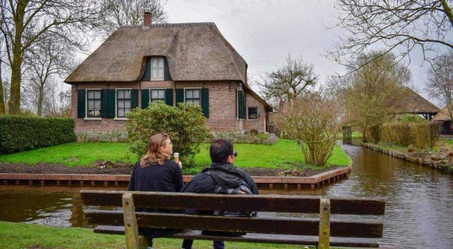 From Amsterdam: Giethoorn Guided Day Trip with Canal Cruise - The guides make the long day easier