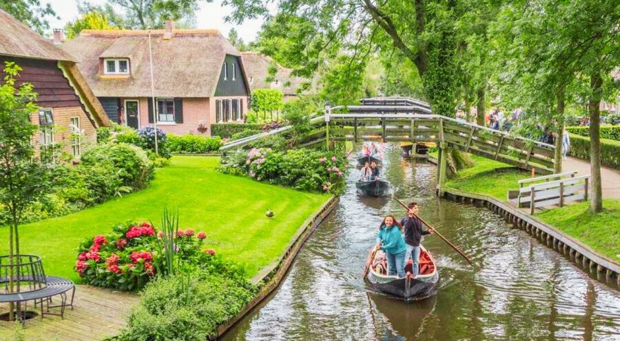 From Amsterdam: Giethoorn Guided Day Trip with Canal Cruise - Meeting beside Amsterdam Central Station