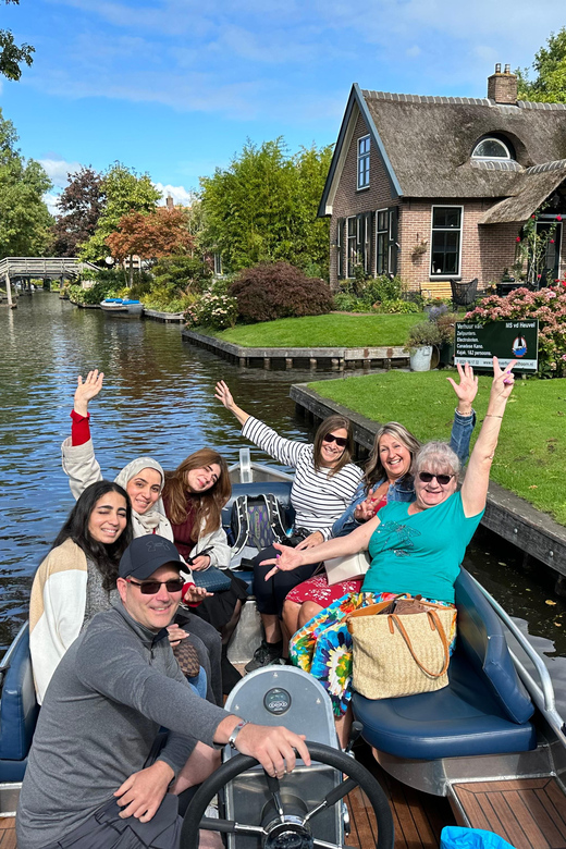 From Amsterdam: Giethoorn Small Group Tour with Boat Ride - The small boat ride through Giethoorn