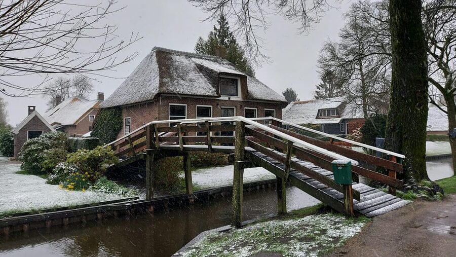 From Amsterdam: Giethoorn Small Group Tour with Boat Ride - Walking the bridges and islands