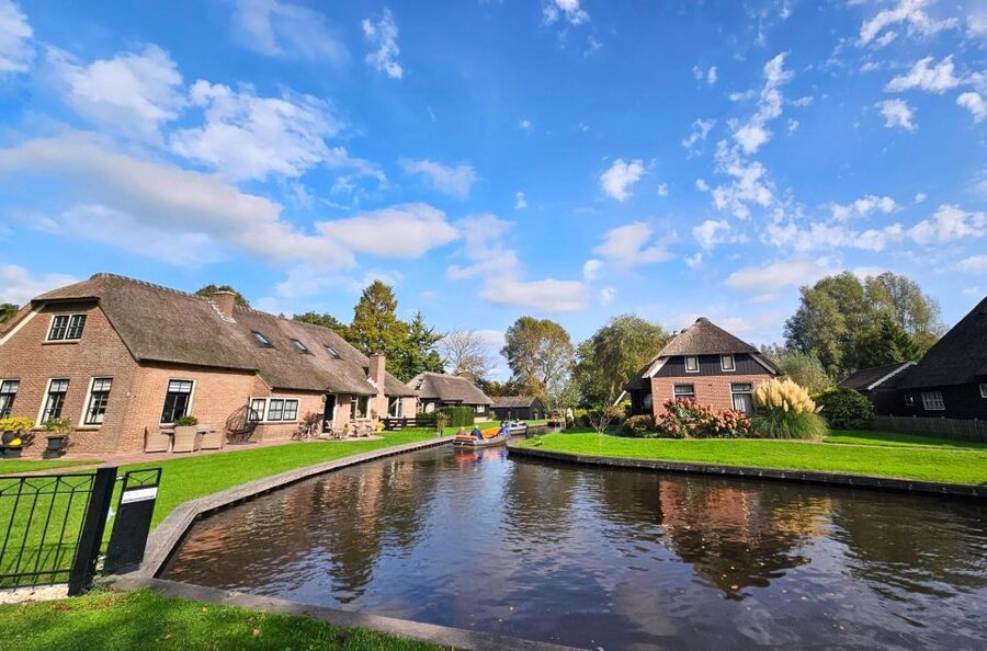 From Amsterdam: Giethoorn & Zaanse Schans Tour w/ Small Boat - Giethoorn by electric whisper boat