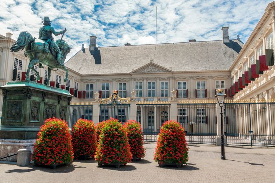 From Amsterdam: Rotterdam and The Hague Tour in Spanish - The Cube Houses and Piet Blom’s tilted world