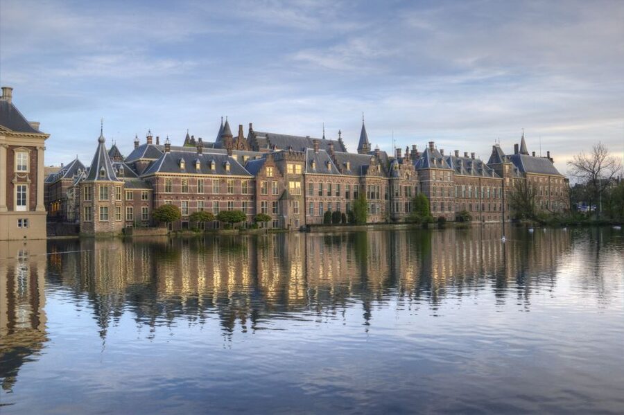 From Amsterdam: Rotterdam and The Hague Tour in Spanish - Binnenhof and the Dutch seat of government