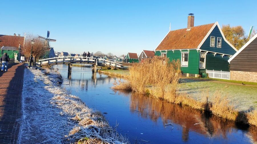 From Amsterdam: Small Group Zaanse Schans and Volendam Tour - Volendam and the old port