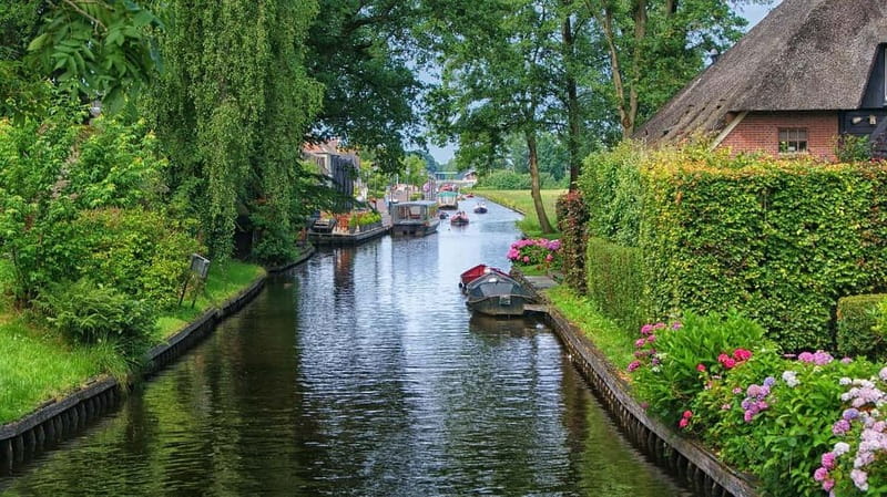 From Amsterdam: Zaanse Schans and Giethoorn Countryside Trip - Two Dutch villages, two very different moods