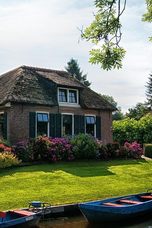 From Amsterdam: Zaanse Schans and Giethoorn Countryside Trip - Giethoorn by canal and foot