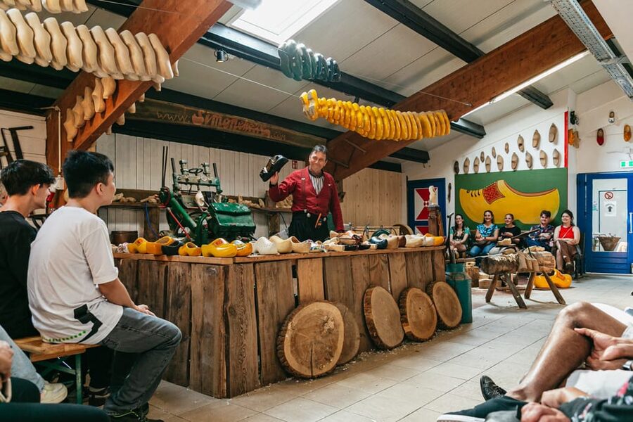 From Amsterdam: Zaanse Schans, Edam, & Marken Full-Day Trip - Simonehoeve: cheese tasting with a hands-on tradition