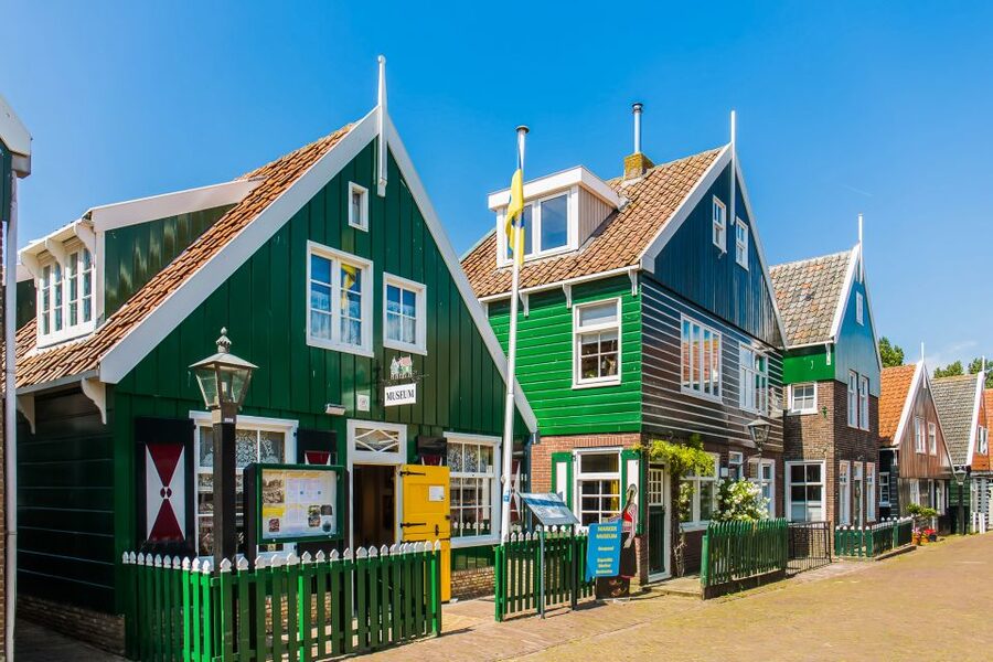 From Amsterdam: Zaanse Schans, Volendam, and Marken Day Trip - Guides, commentary, and the size of the group