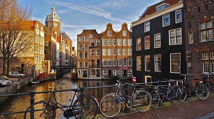 From Brussels: Day Trip to Amsterdam with Canal Boat Cruise - Seeing Amsterdam from the canals