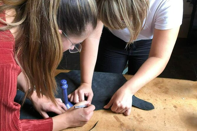 Genuine Leather Tote Bag Workshop in Leiden - Choosing leather from the in-studio market
