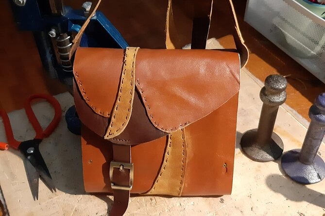 Genuine Leather Tote Bag Workshop in Leiden - Adding an engraving at the end