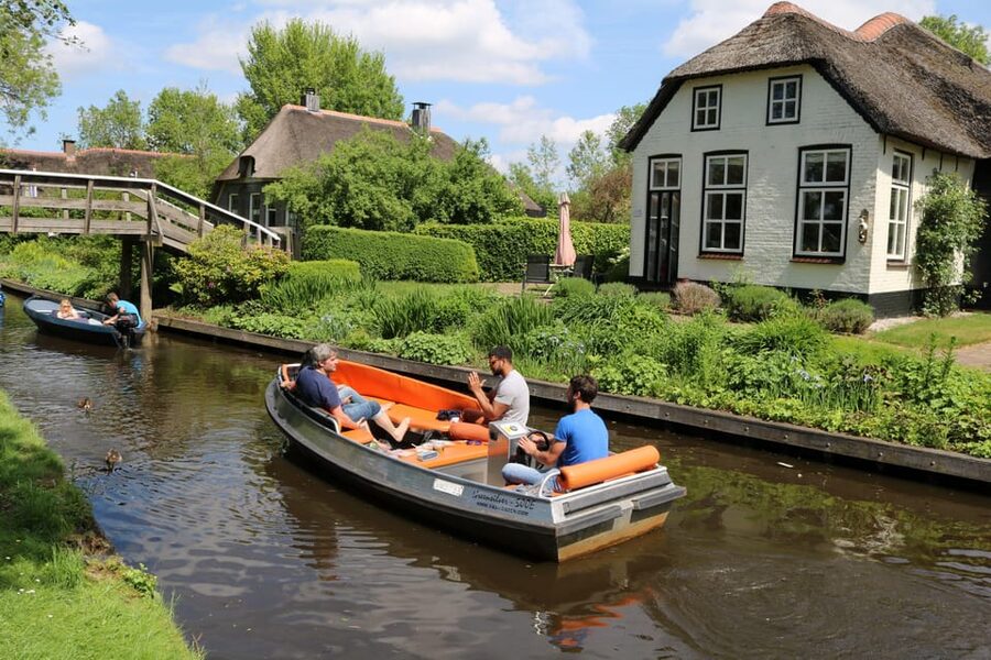 Giethoorn: 2,5 Hours 7 persons boat steeringwheel + cushions - Key points to know before you book