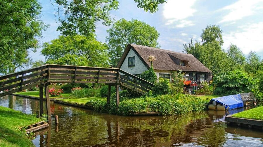 Giethoorn: 2,5 Hours 7 persons boat steeringwheel + cushions - Why steering your own boat works so well in Giethoorn