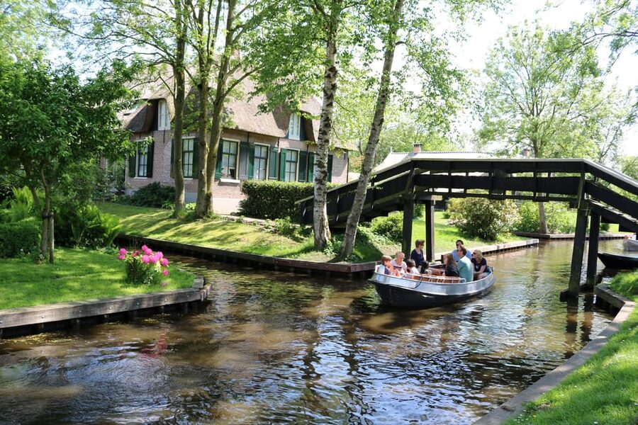 Giethoorn: 2,5 Hours 7 persons boat steeringwheel + cushions - First through Giethoorn’s village centre