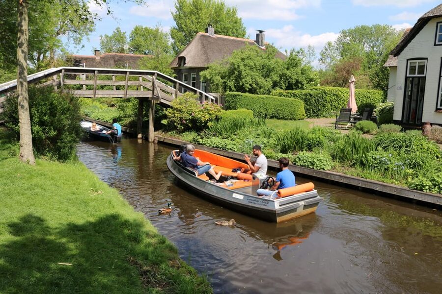 Giethoorn: 2,5 Hours 7 persons boat steeringwheel + cushions - Moving from the canals onto the lake