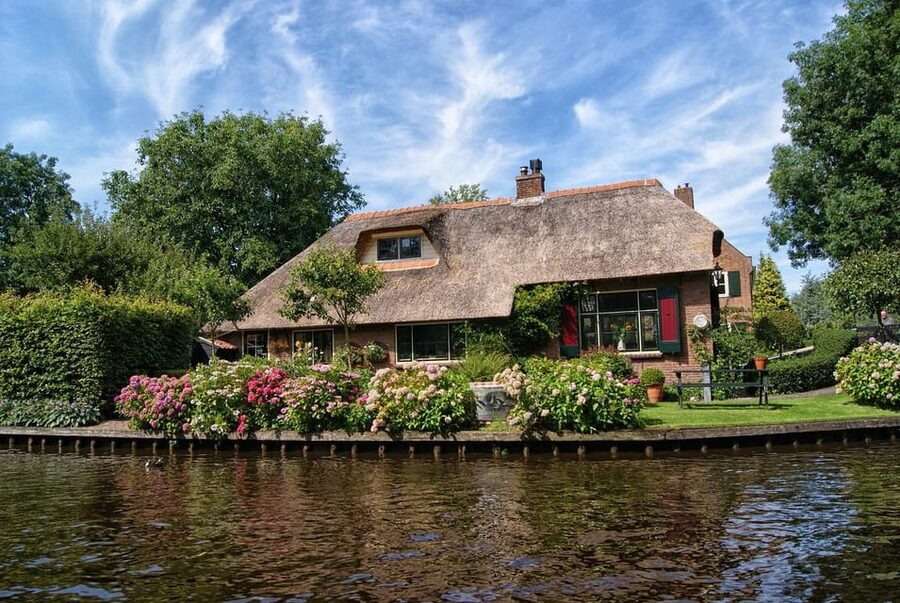 Giethoorn: 2,5 Hours 7 persons boat steeringwheel + cushions - Understanding the two-hour rental and 2.5-hour duration